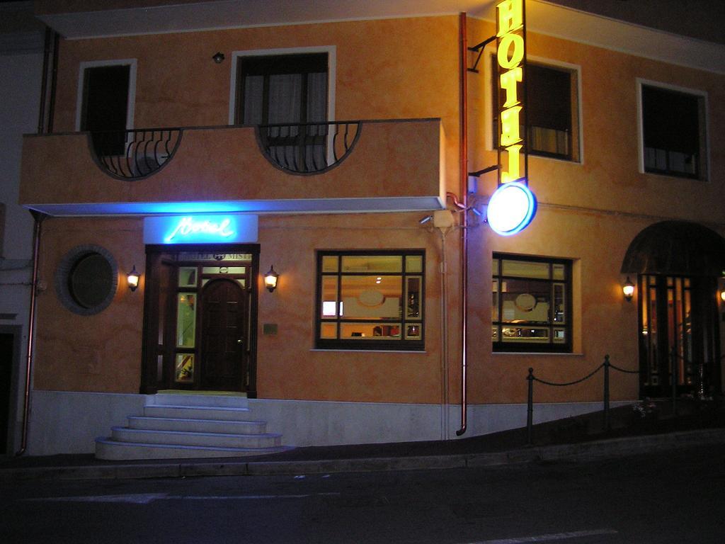 Hotel Mistral Portoscuso Exteriör bild
